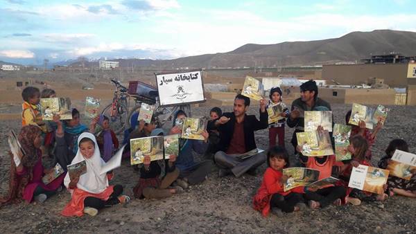 ครูแปลงจักรยานเป็นห้องสมุดเคลื่อนที่ หอบหนังสือแจกเด็กในพื้นที่กันดาร