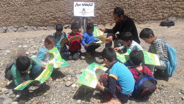 ครูแปลงจักรยานเป็นห้องสมุดเคลื่อนที่ หอบหนังสือแจกเด็กในพื้นที่กันดาร