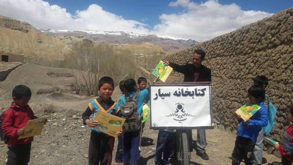 ครูแปลงจักรยานเป็นห้องสมุดเคลื่อนที่ หอบหนังสือแจกเด็กในพื้นที่กันดาร