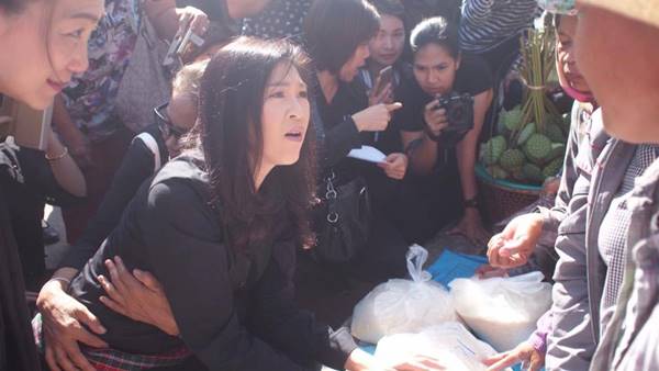 ยิ่งลักษณ์ ซื้อข้าวช่วยชาวนา