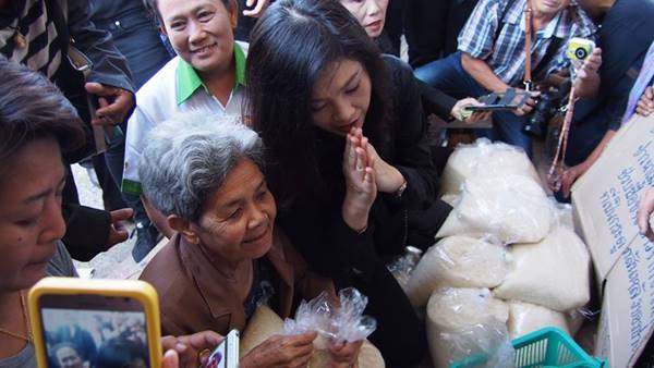 ยิ่งลักษณ์ ซื้อข้าวช่วยชาวนา