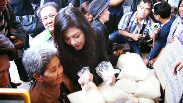 ยิ่งลักษณ์ ซื้อข้าวช่วยชาวนา