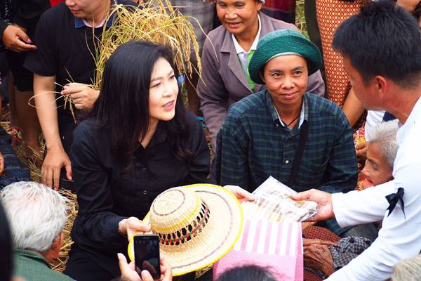ยิ่งลักษณ์ ซื้อข้าวช่วยชาวนา