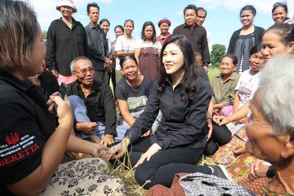 ยิ่งลักษณ์ ซื้อข้าวช่วยชาวนา