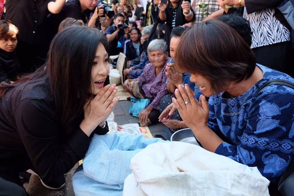 ยิ่งลักษณ์ ซื้อข้าวช่วยชาวนา