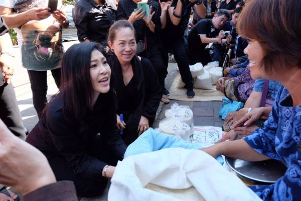 ยิ่งลักษณ์ ซื้อข้าวช่วยชาวนา