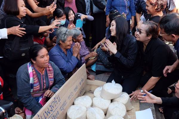 ยิ่งลักษณ์ ซื้อข้าวช่วยชาวนา