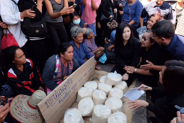ยิ่งลักษณ์ ซื้อข้าวช่วยชาวนา