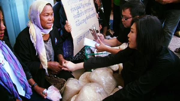 ยิ่งลักษณ์ ซื้อข้าวช่วยชาวนา