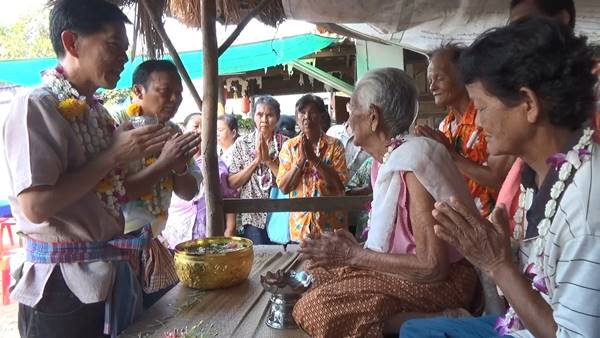 รดน้ำดำหัวผู้ใหญ่