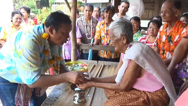 รดน้ำดำหัวผู้ใหญ่