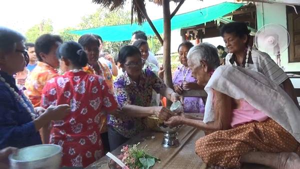 รดน้ำดำหัวผู้ใหญ่