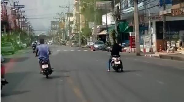 ขี่มอเตอร์ไซค์หลับใน