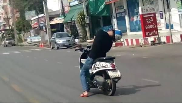 ขี่มอเตอร์ไซค์หลับใน