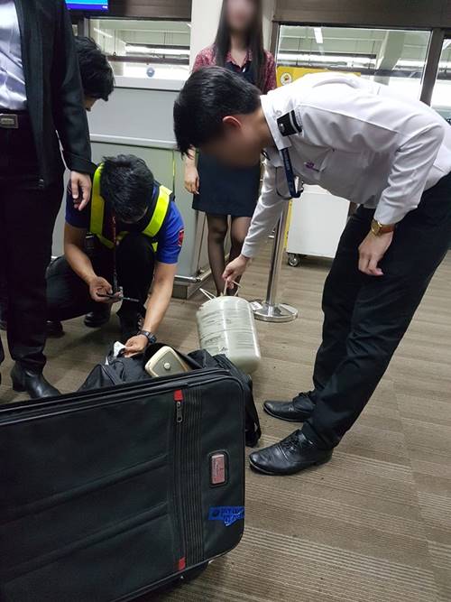 เอาถังน้ำยาแอร์ผ่านเข้าเกท