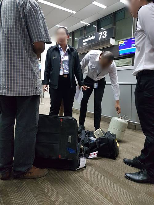 เอาถังน้ำยาแอร์ผ่านเข้าเกท