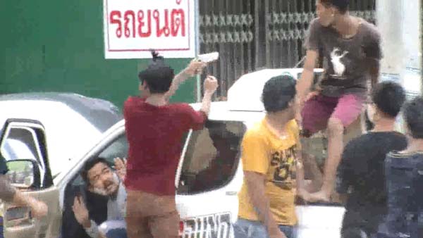 ชักปืนขู่