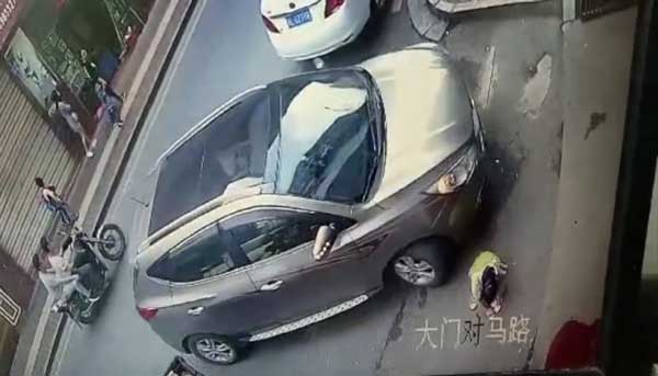 ขับรถเหยียบเด็ก