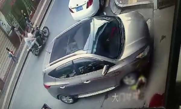 ขับรถเหยียบเด็ก