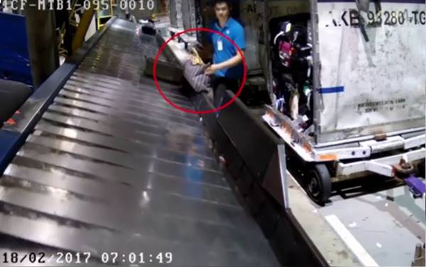 ขโมยของผู้โดยสาร