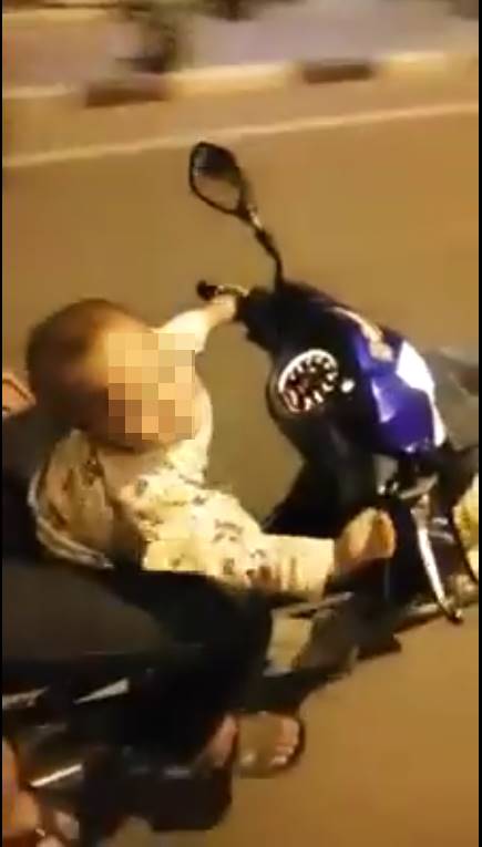 เด็กขี่มอเตอร์ไซค์