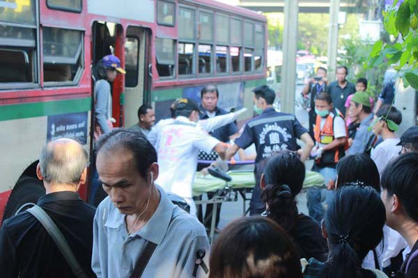 ฝ่าไฟแดงช่วยคน