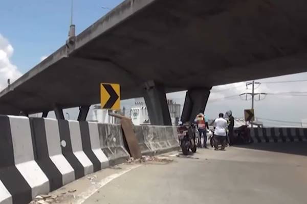 รถตกสะพาน