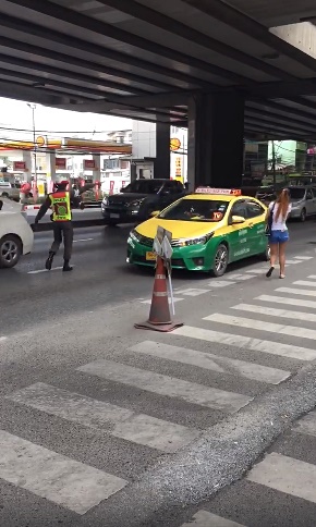 ตำรวจโบกแท็กซี่