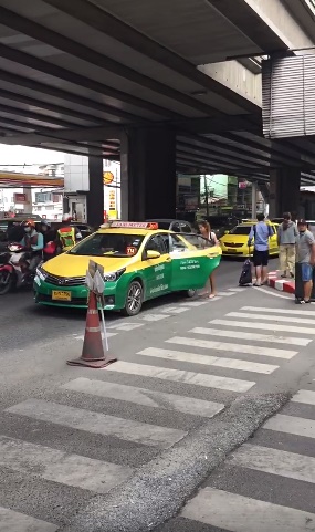 ตำรวจโบกแท็กซี่