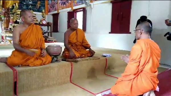 พระช่วยตัวเอง