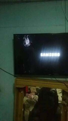 หินตกใส่หลังคาบ้าน