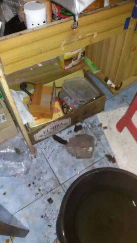 หินตกใส่หลังคาบ้าน