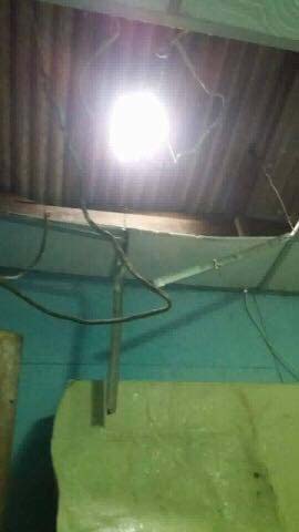 หินตกใส่หลังคาบ้าน