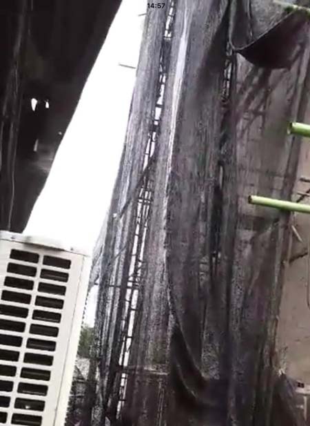 หินตกใส่หลังคาบ้าน