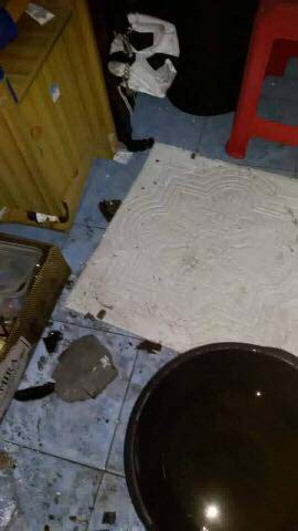 หินตกใส่หลังคาบ้าน