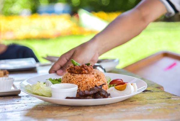 เสิร์ฟอาหารผิด