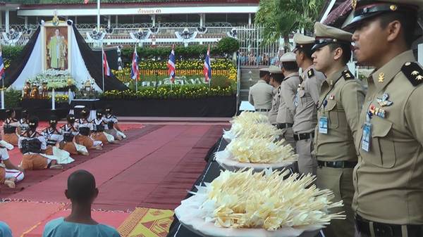 พิธีวางดอกไม้จันทน์