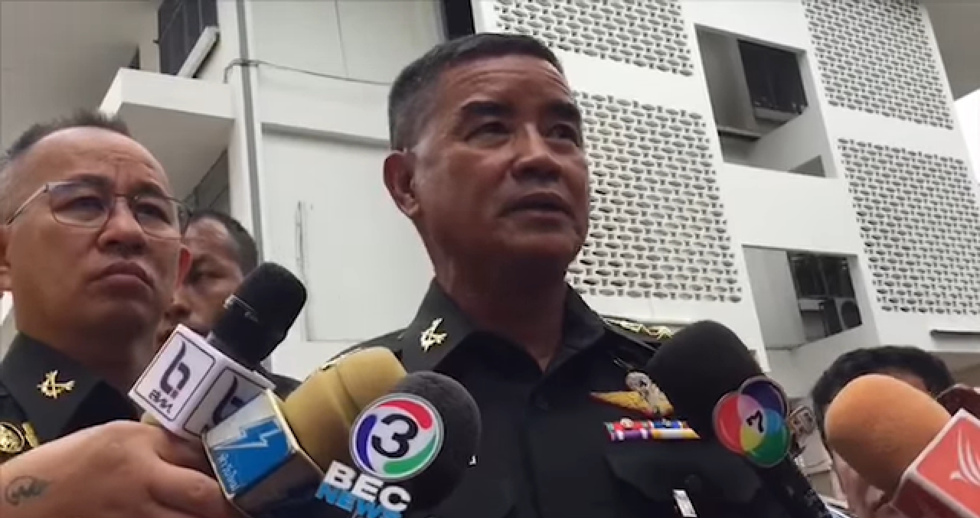 ทหารเลี้ยงไก่