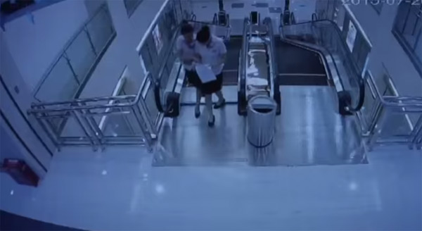 บันไดเลื่อนดูดคน