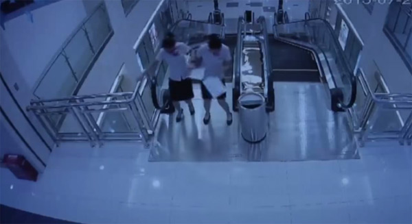 บันไดเลื่อนดูดคน