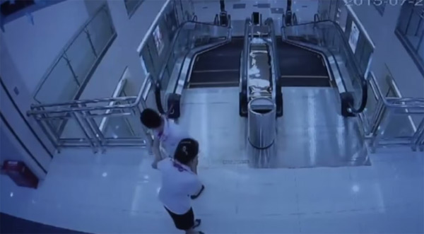 บันไดเลื่อนดูดคน