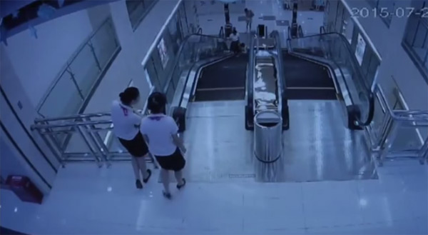 บันไดเลื่อนดูดคน