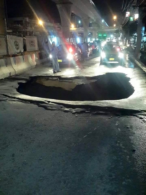 ถนนเพชรเกษม ทรุดลึก 1 เมตร 2 ช่องจราจร