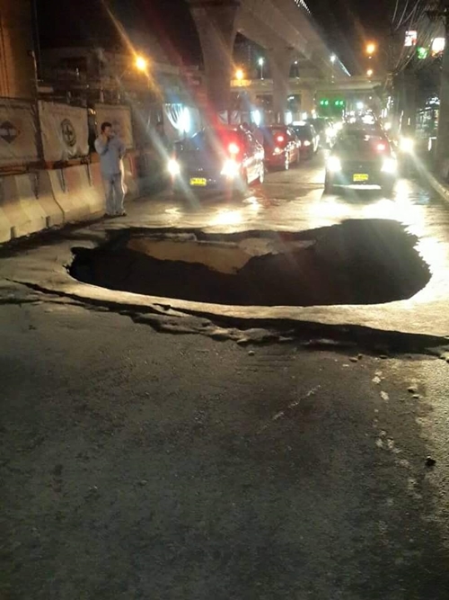 ถนนเพชรเกษม ทรุดลึก 1 เมตร 2 ช่องจราจร