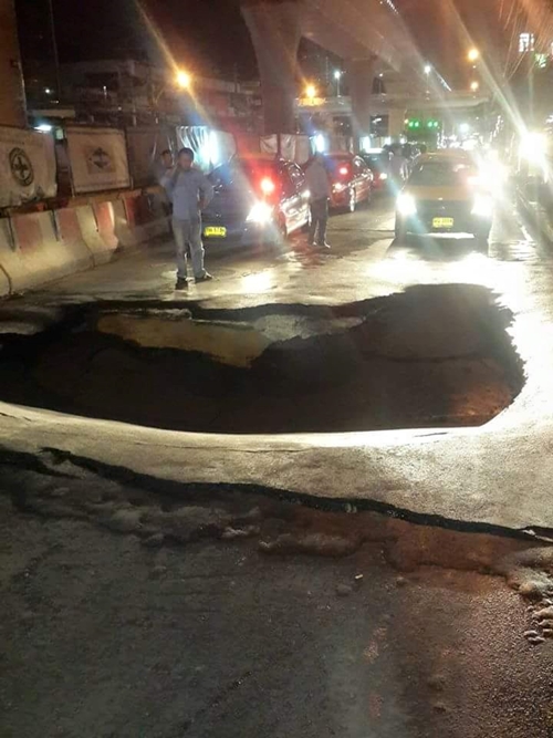 ถนนเพชรเกษม ทรุดลึก 1 เมตร 2 ช่องจราจร