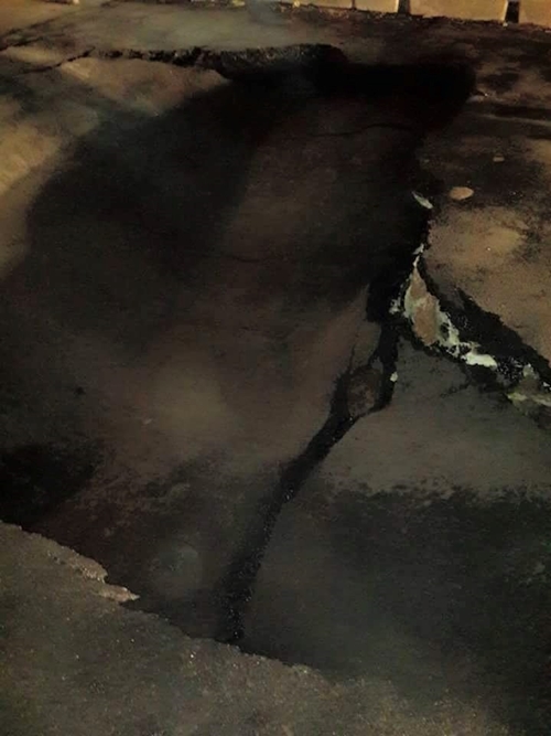 ถนนเพชรเกษม ทรุดลึก 1 เมตร 2 ช่องจราจร