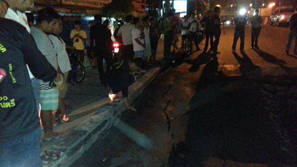 ถนนเพชรเกษม ทรุดลึก 1 เมตร 2 ช่องจราจร