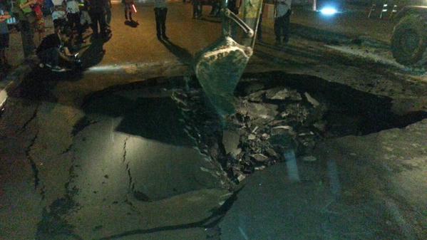 ถนนเพชรเกษม ทรุดลึก 1 เมตร 2 ช่องจราจร