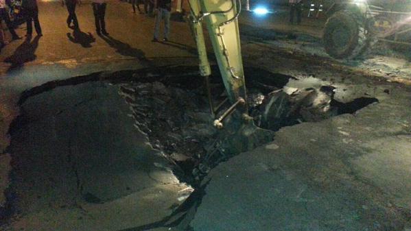 ถนนเพชรเกษม ทรุดลึก 1 เมตร 2 ช่องจราจร