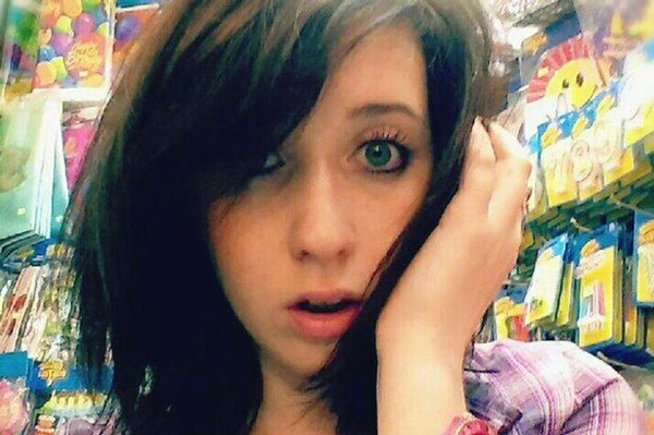 สาวพิงราวสะพานถ่ายเซลฟี่ดับ